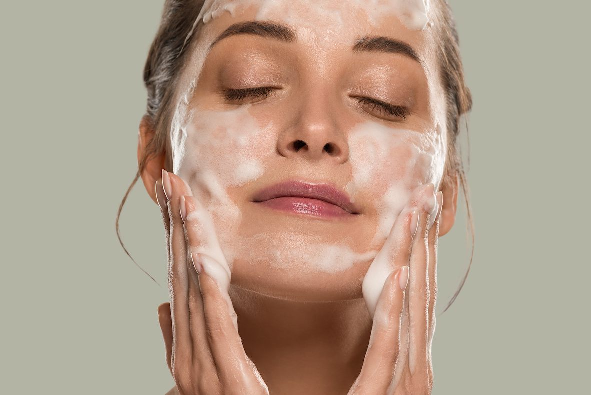 Gesichtsreinigung und Hautpflege im Sommer Gesichtsreinigung und Hautpflege im Sommer