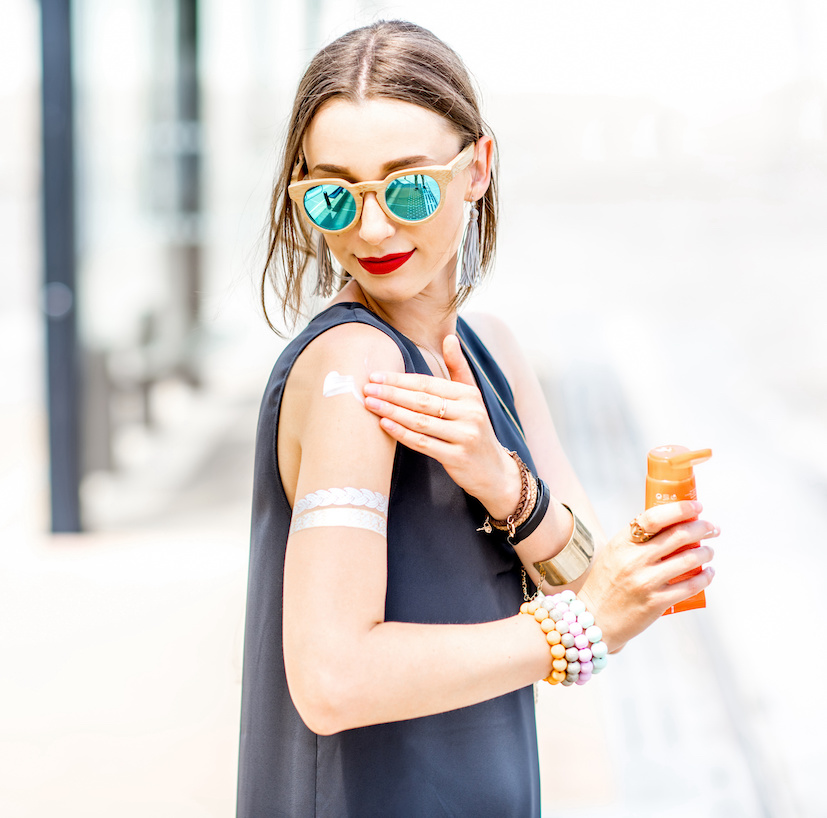Warum Sonnenschutz in tägliche Pflegeroutine integrieren Frau mit Sonnencreme tägliche Pflegeroutine