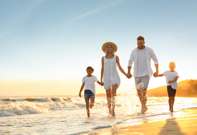 Welche Kosmetikprodukte benötige ich für den Strandurlaub im Süden?