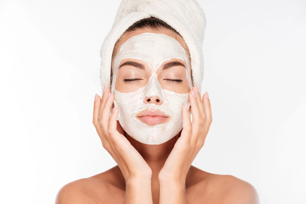Wie verkleinere ich große Poren? Tipps für ein feineres Hautbild Frau mit Maske bei großen Poren